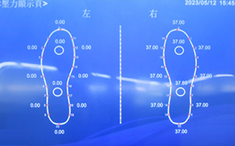 Digital control and monitoring screen at a shoe machine workstation